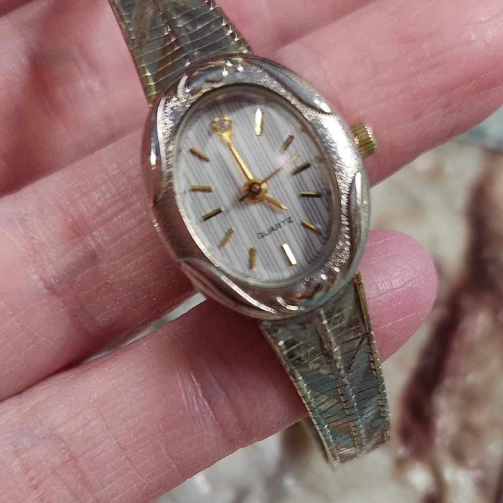 Vintage AWCLAIL Elegant Quartz Gold and Silver Watch